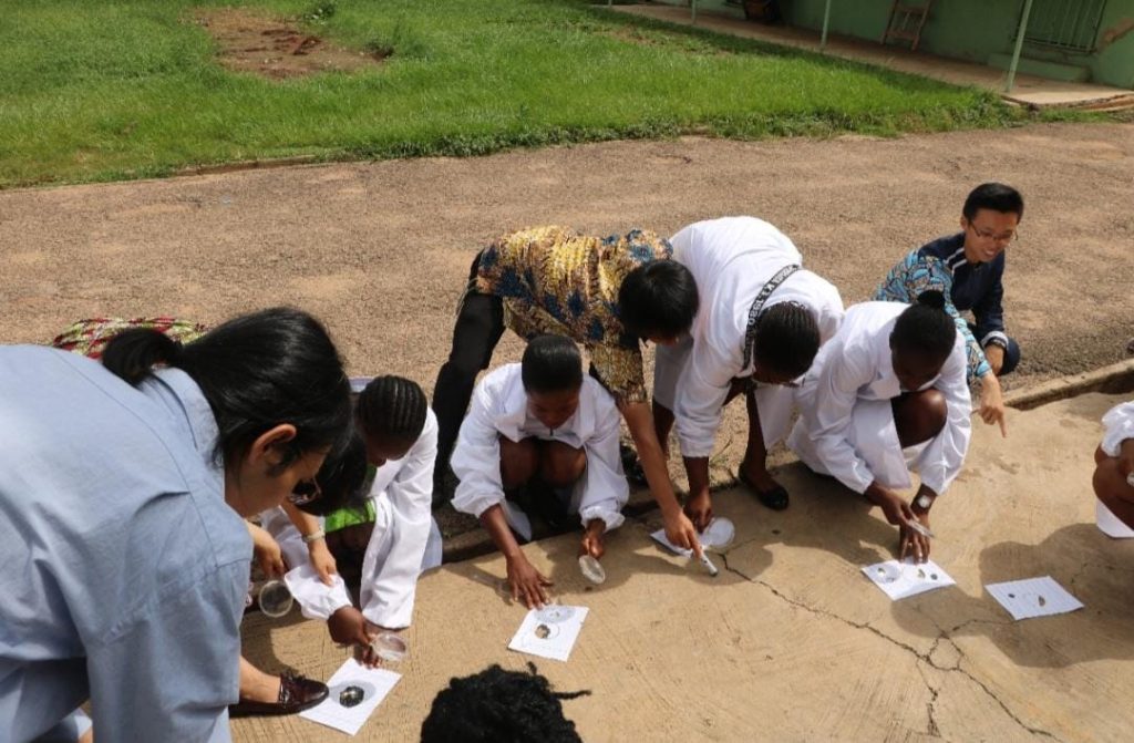 Ghanaian students develop deeper interest for science as Japanese volunteers organise “Science Magic Show”