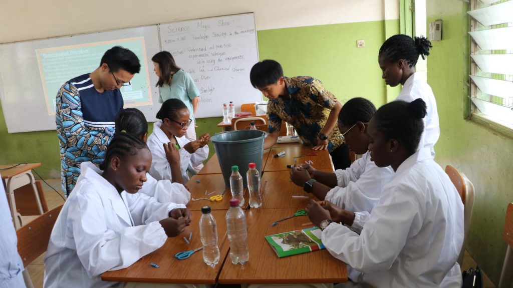 Ghanaian students develop deeper interest for science as Japanese volunteers organise “Science Magic Show”