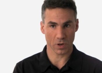 Apple’s hardware engineering chief to step down to focus on new project