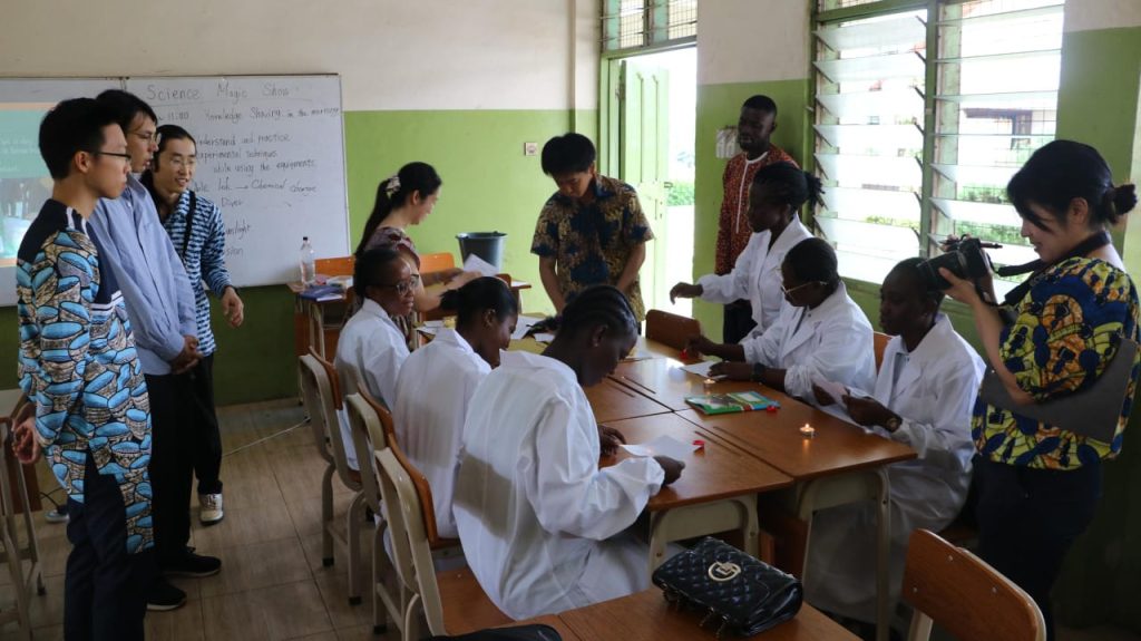 Ghanaian students develop deeper interest for science as Japanese volunteers organise “Science Magic Show”