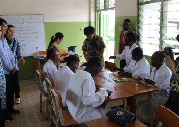Ghanaian students develop deeper interest for science as Japanese volunteers organise “Science Magic Show”
